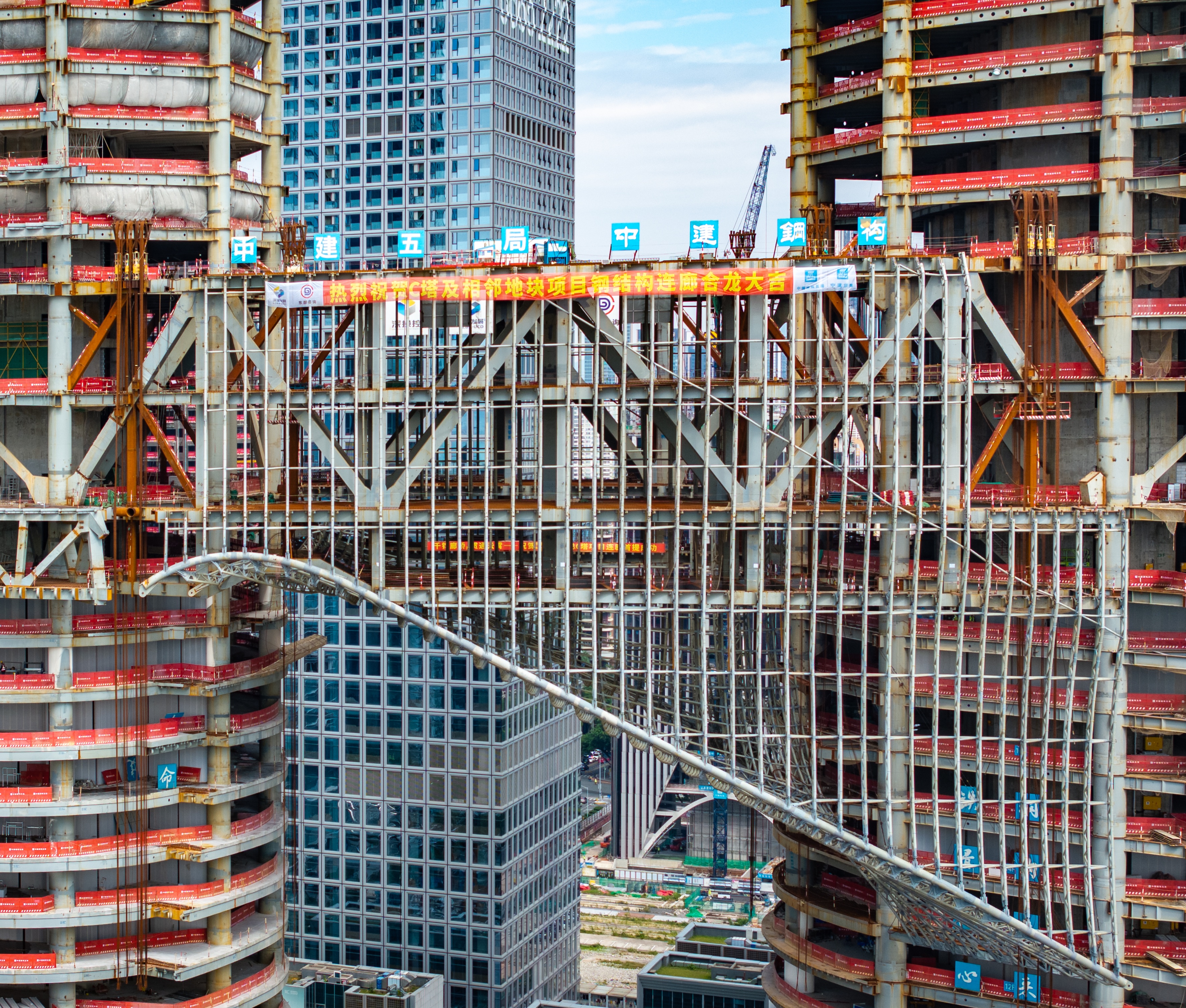 深圳湾超级总部基地C塔6000吨连廊完成提升合龙.jpg 深圳湾超级总部基地C塔6000吨连廊完成提升合龙.jpg